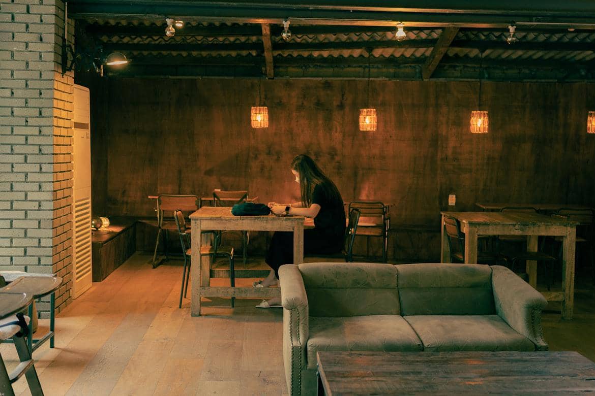 Ilustrasi kafe tanpa musik