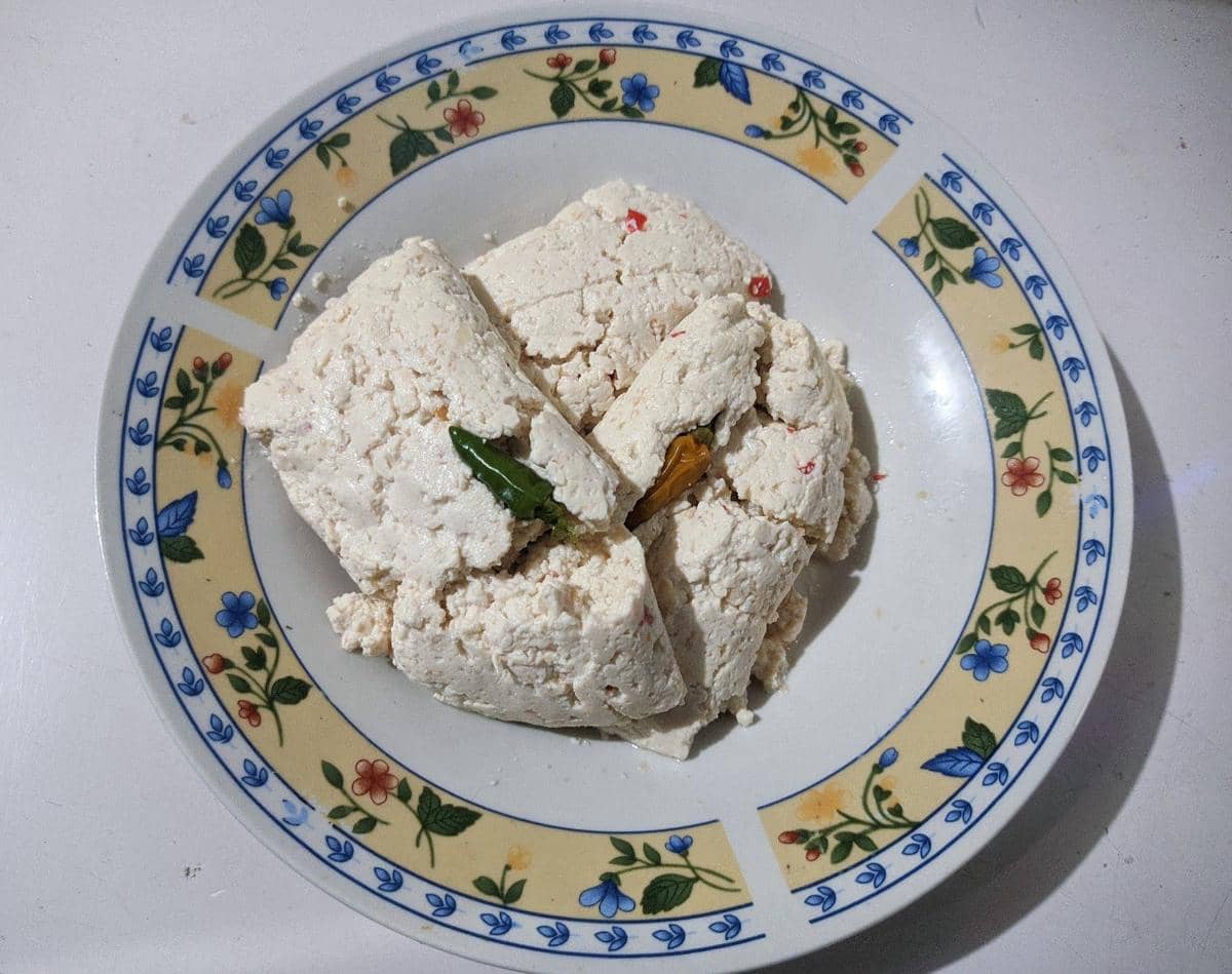 Pepes tahu putih di atas piring