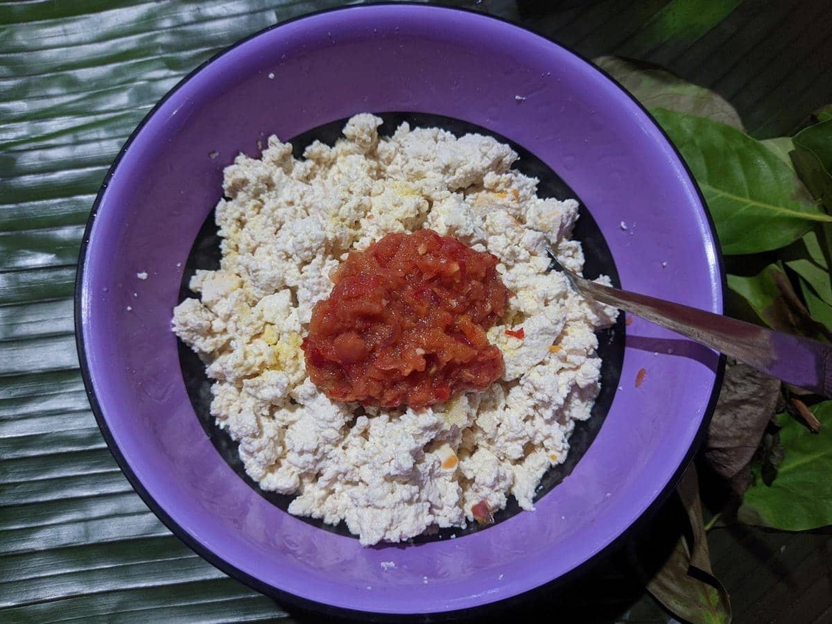 Adonan pepes tahu putih dalam mangkuk