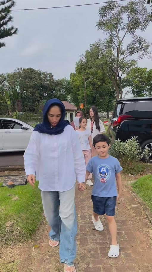 Ussy Sulistiawaty Ziarah ke Makam Ibunda (instagram.com/ussypratama)