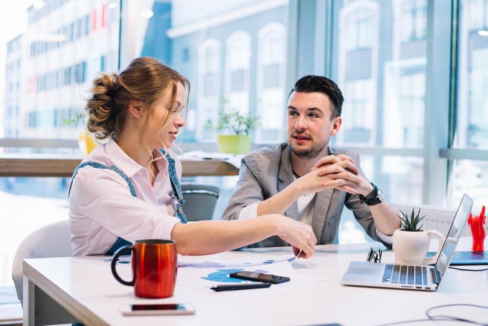 ilustrasi orang mengobrol