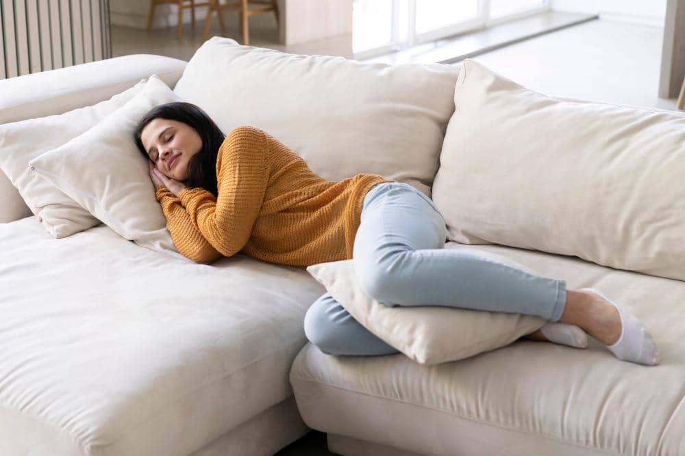 perempuan tidur di sofa