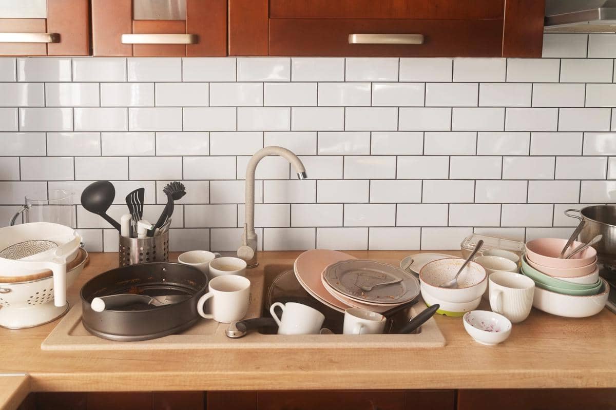 Cucian piring menumpuk