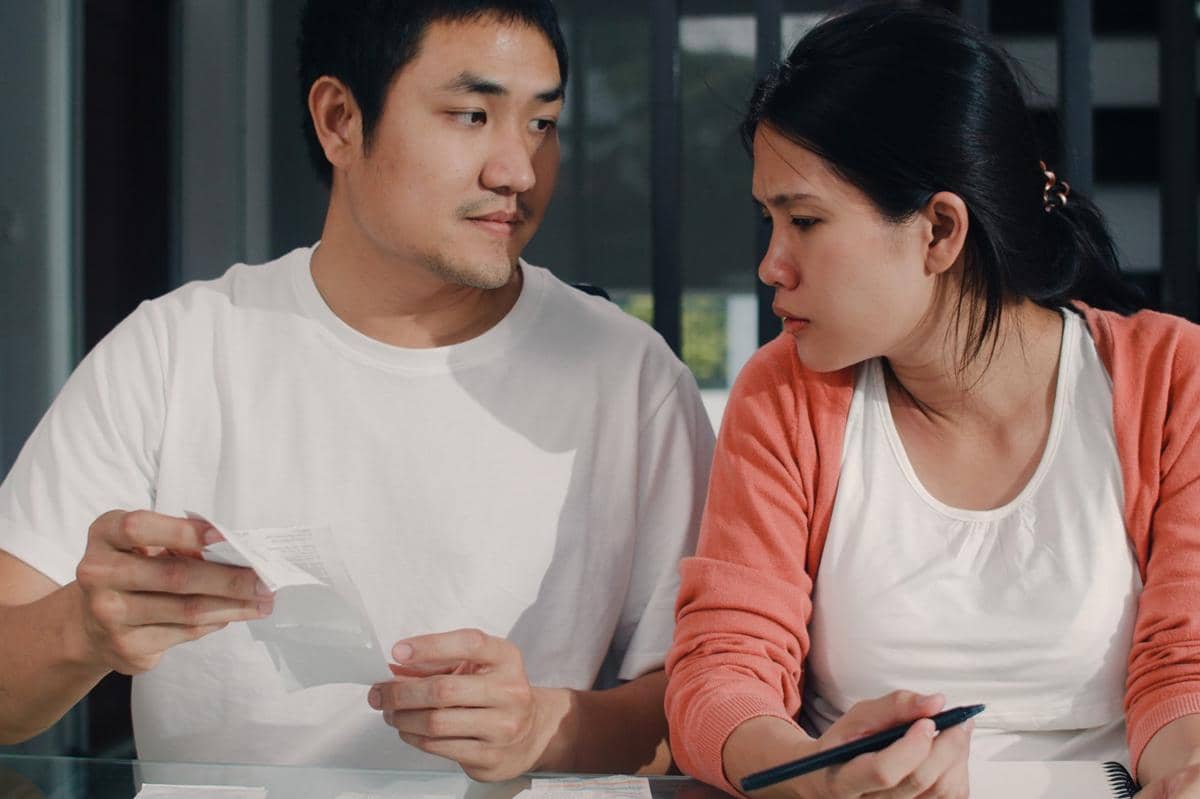 ilustrasi pasangan berdiskusi