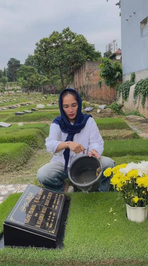 Ussy Sulistiawaty Ziarah ke Makam Ibunda (instagram.com/ussypratama)