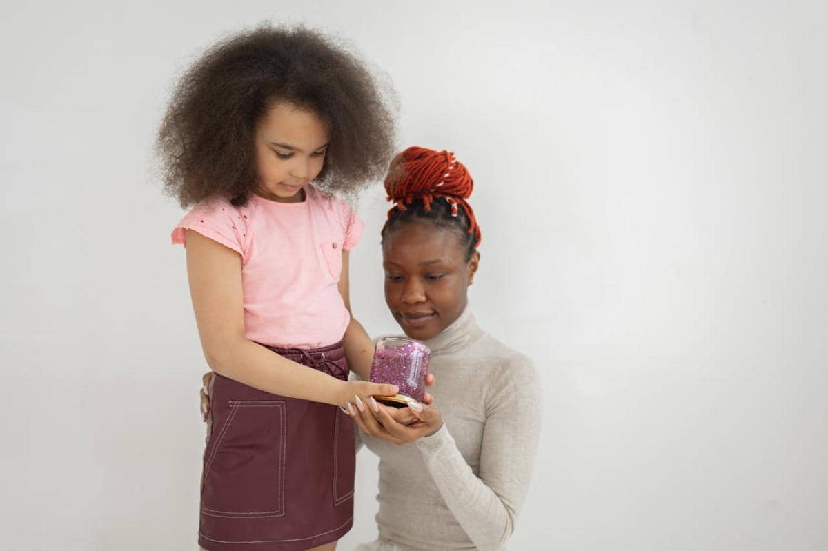 ilustrasi anak bermain slime