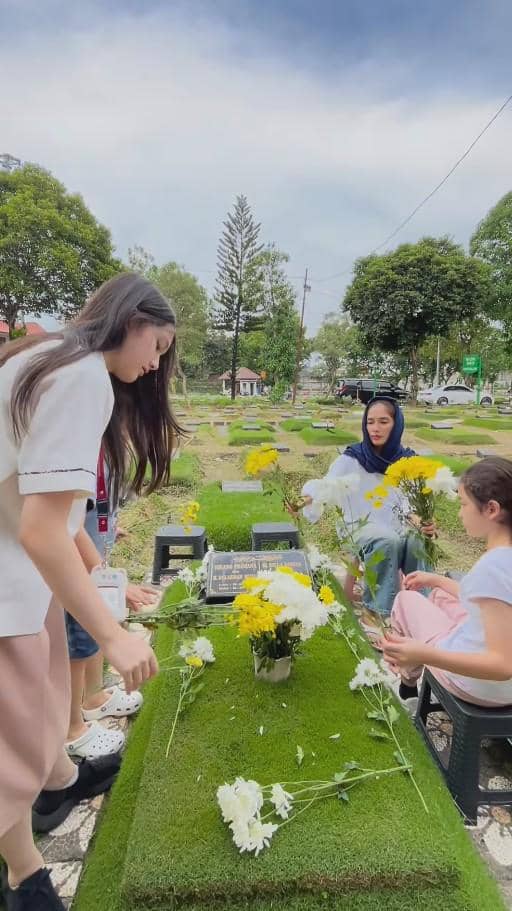 Ussy Sulistiawaty Ziarah ke Makam Ibunda (instagram.com/ussypratama)