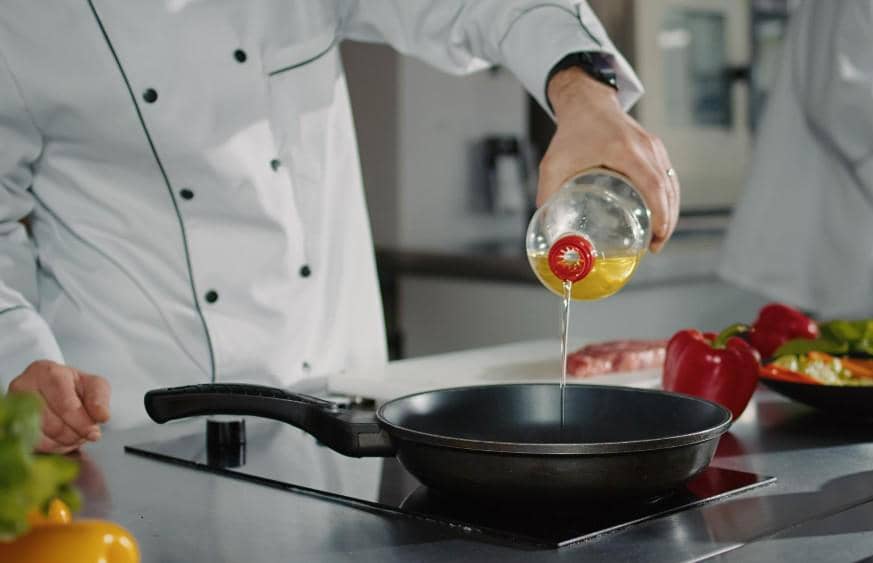 ilustrasi memasak memakai minyak kelapa sawit