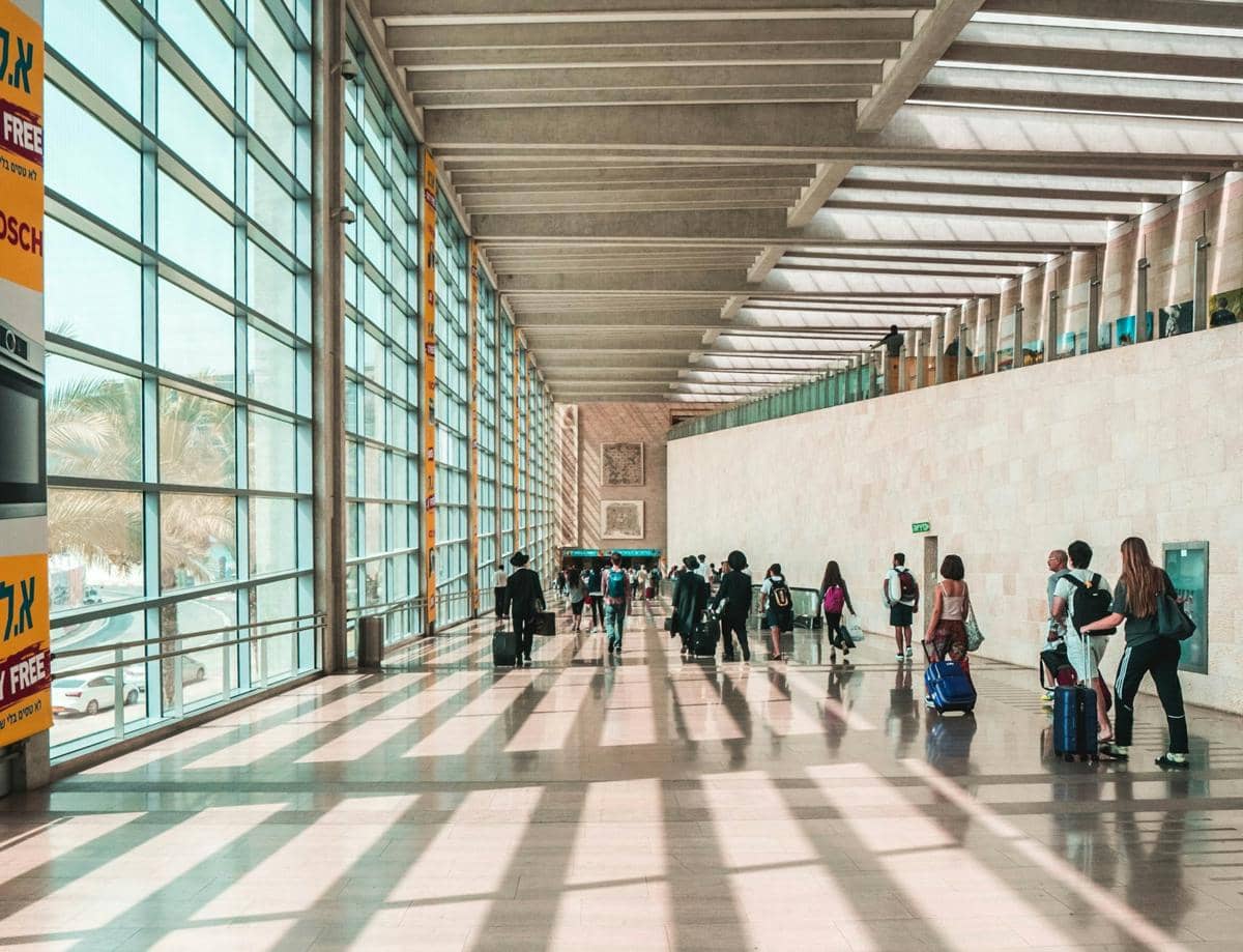 ilustrasi orang-orang di bandara