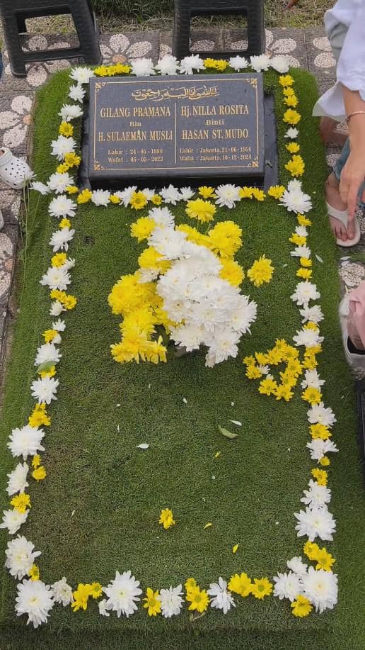 Ussy Sulistiawaty Ziarah ke Makam Ibunda (instagram.com/ussypratama)