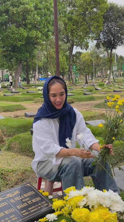 Ussy Sulistiawaty Ziarah ke Makam Ibunda (instagram.com/ussypratama)