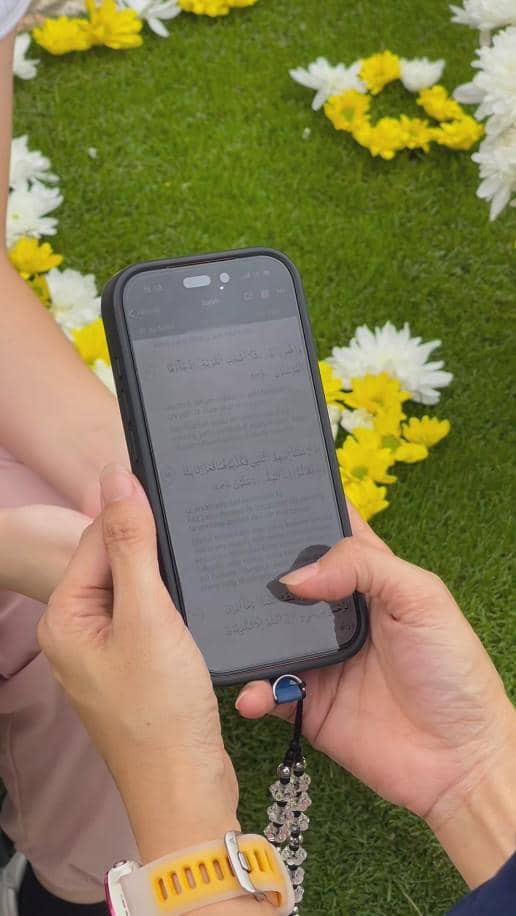 Ussy Sulistiawaty Ziarah ke Makam Ibunda (instagram.com/ussypratama)