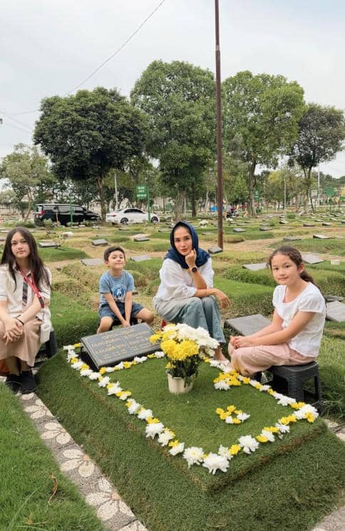 Ussy Sulistiawaty Ziarah ke Makam Ibunda (instagram.com/ussypratama)