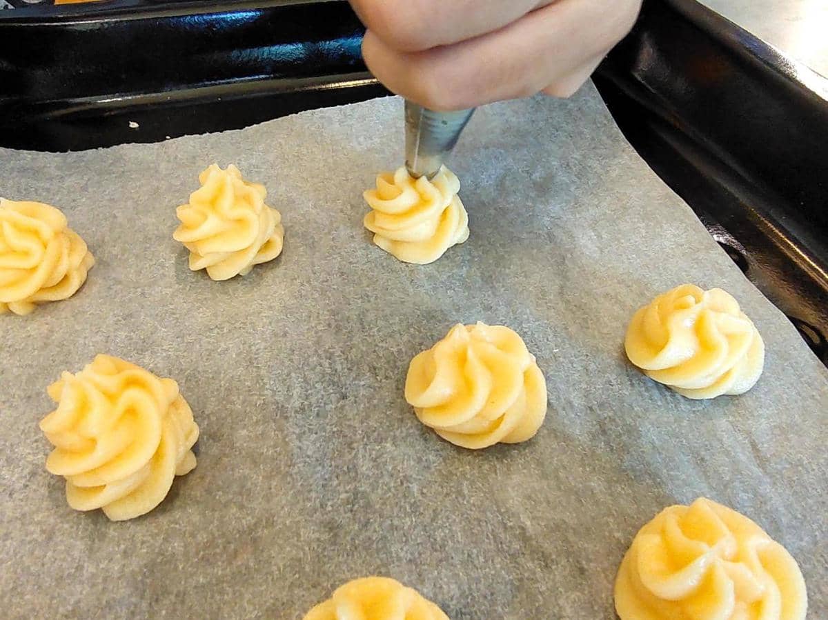 ilustrasi cara membuat choux au craquelin