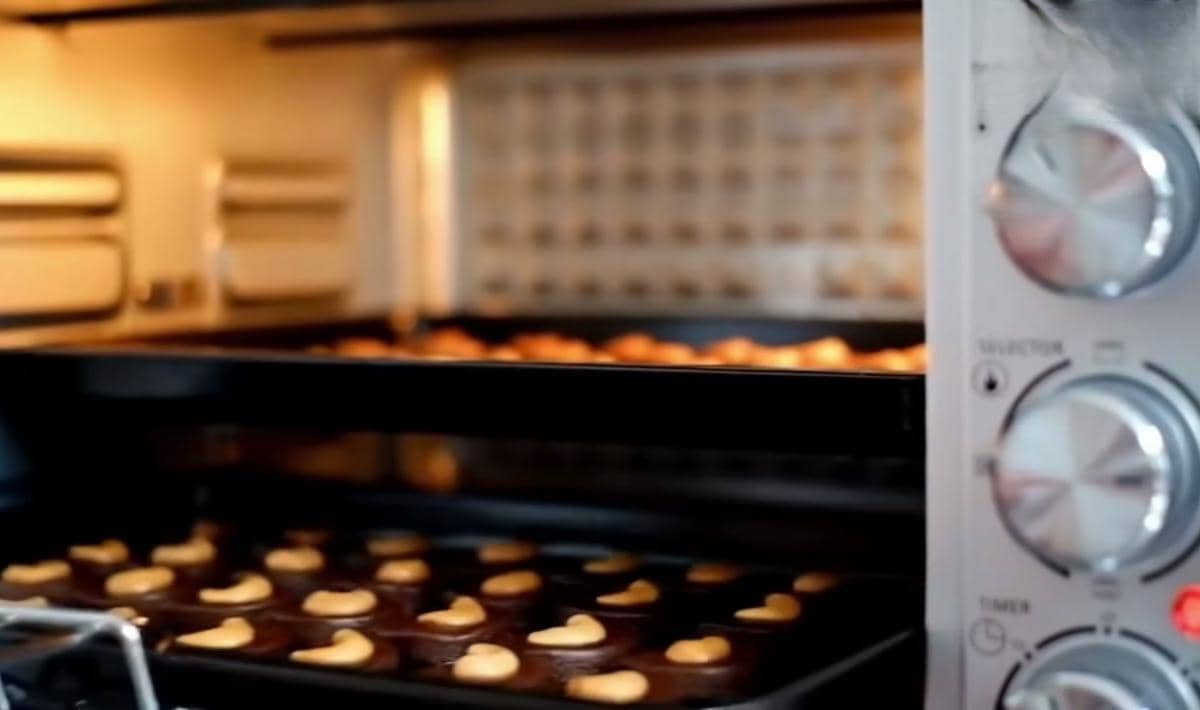 ilustrasi panggang cokelat mede cookies