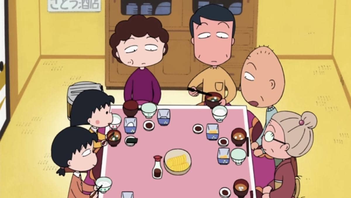 Chibi maruko chan sedang makan malam bersama keluarga