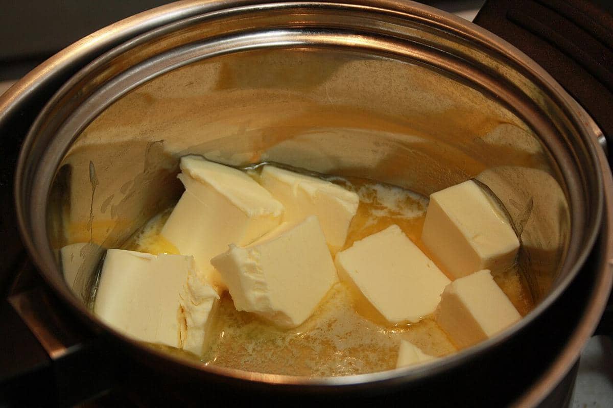 ilustrasi mentega yang meleleh saat dipanaskan 