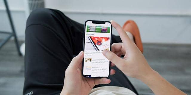 ilustrasi orang sedang browsing