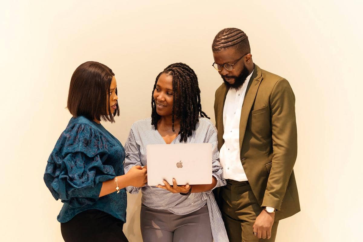 ilustrasi rekan kerja