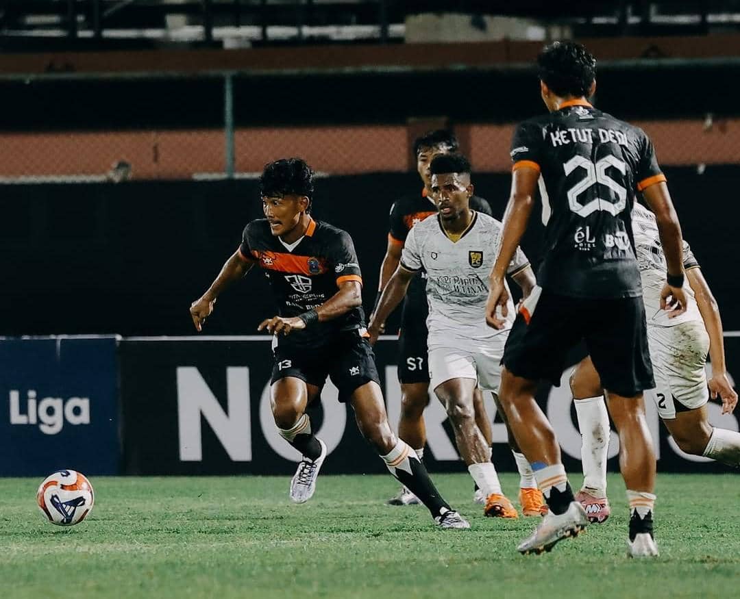 Pemain Perseden Denpasar (hitam) dihadang pemain Waanal Brothers (putih).