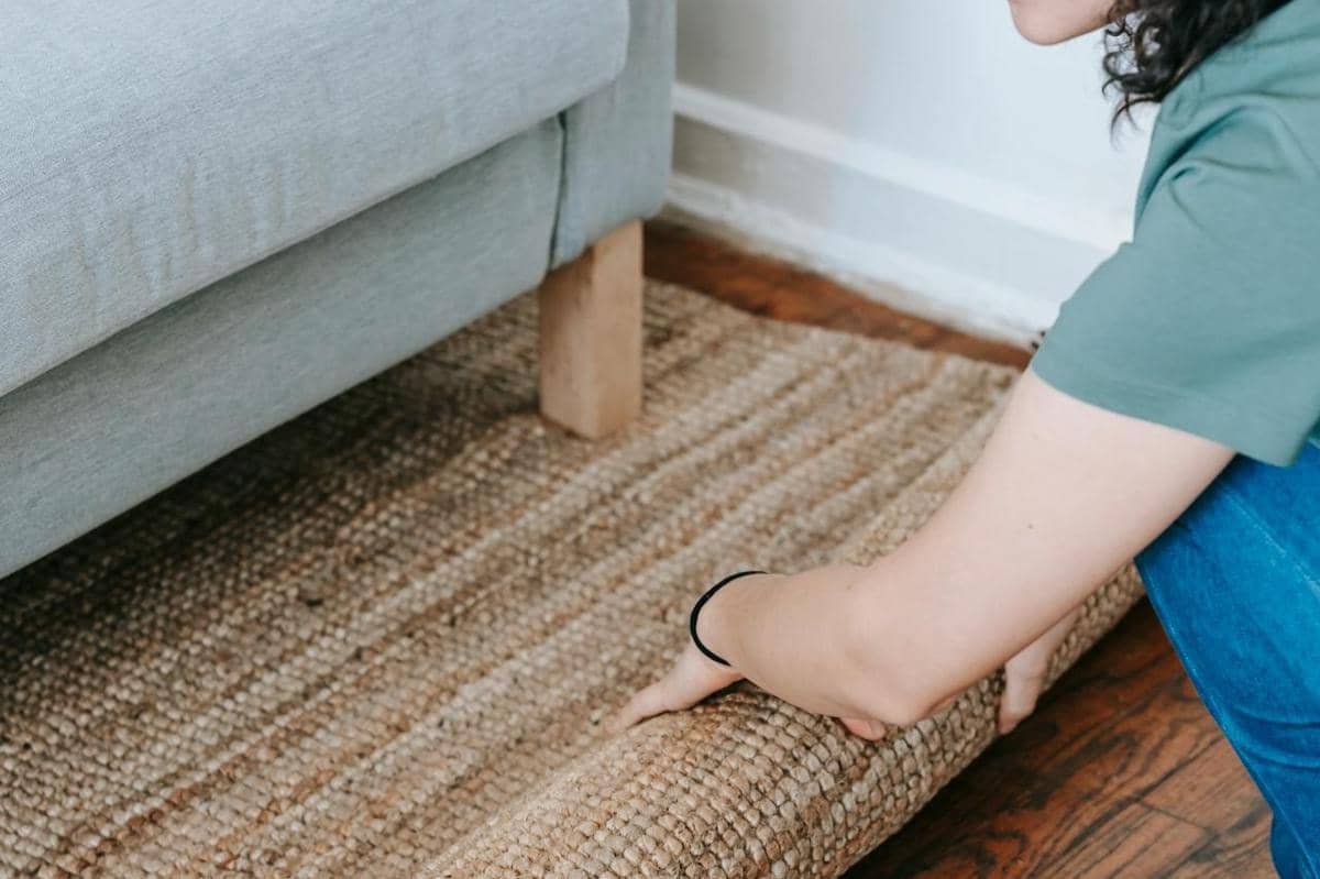 ilustrasi mengapa karpet yang terlalu kecil membuat ruang tamu terlihat 'murah'?