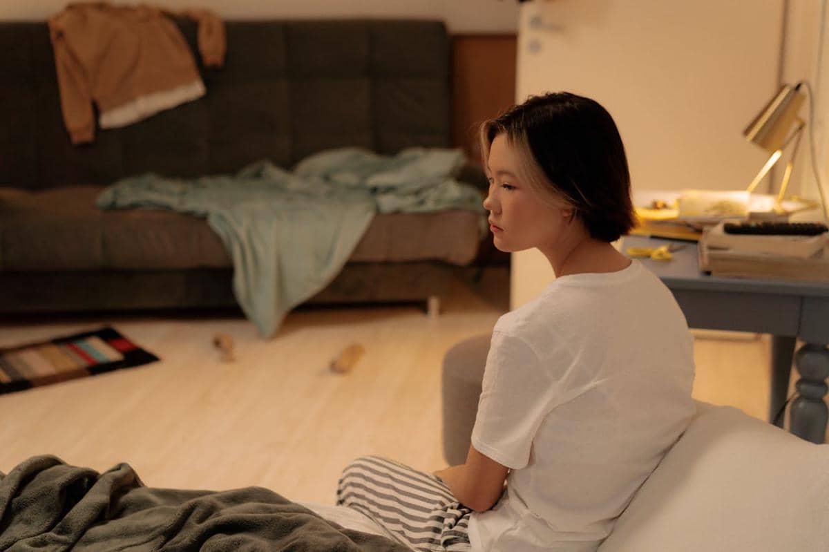 ilustrasi wanita sedang melihat kamarnya