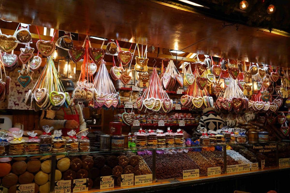 ilustrasi aneka makanan manis 