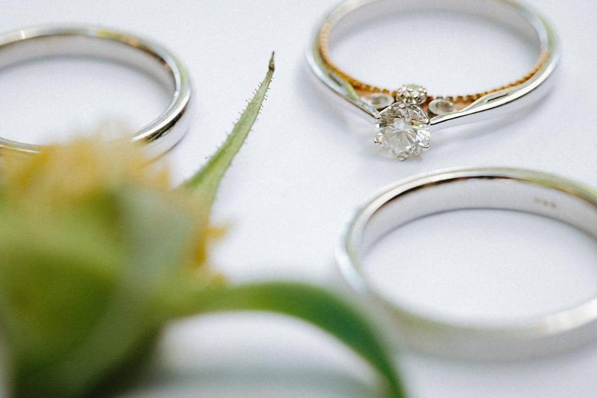 10 Cara Cek Emas Putih Asli atau Palsu yang Paling Mudah Dicoba