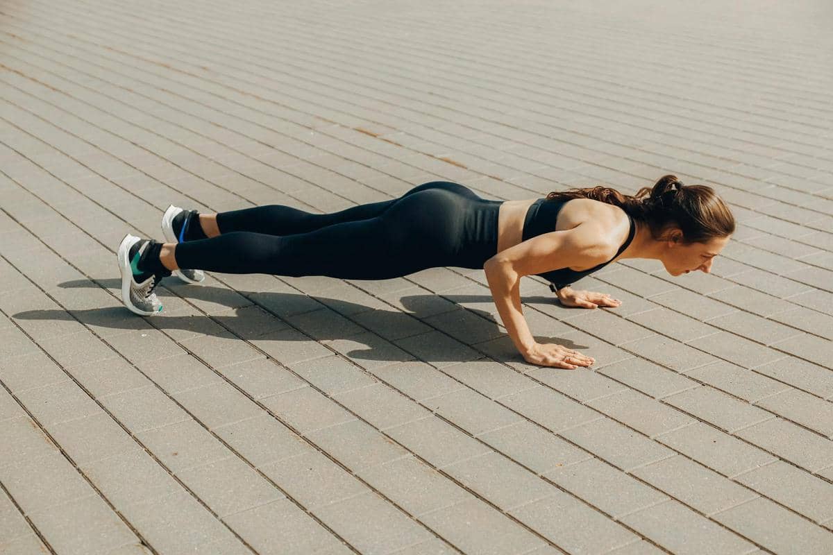 potret peragaan gerakan plank versi kedua; straight-arm plank