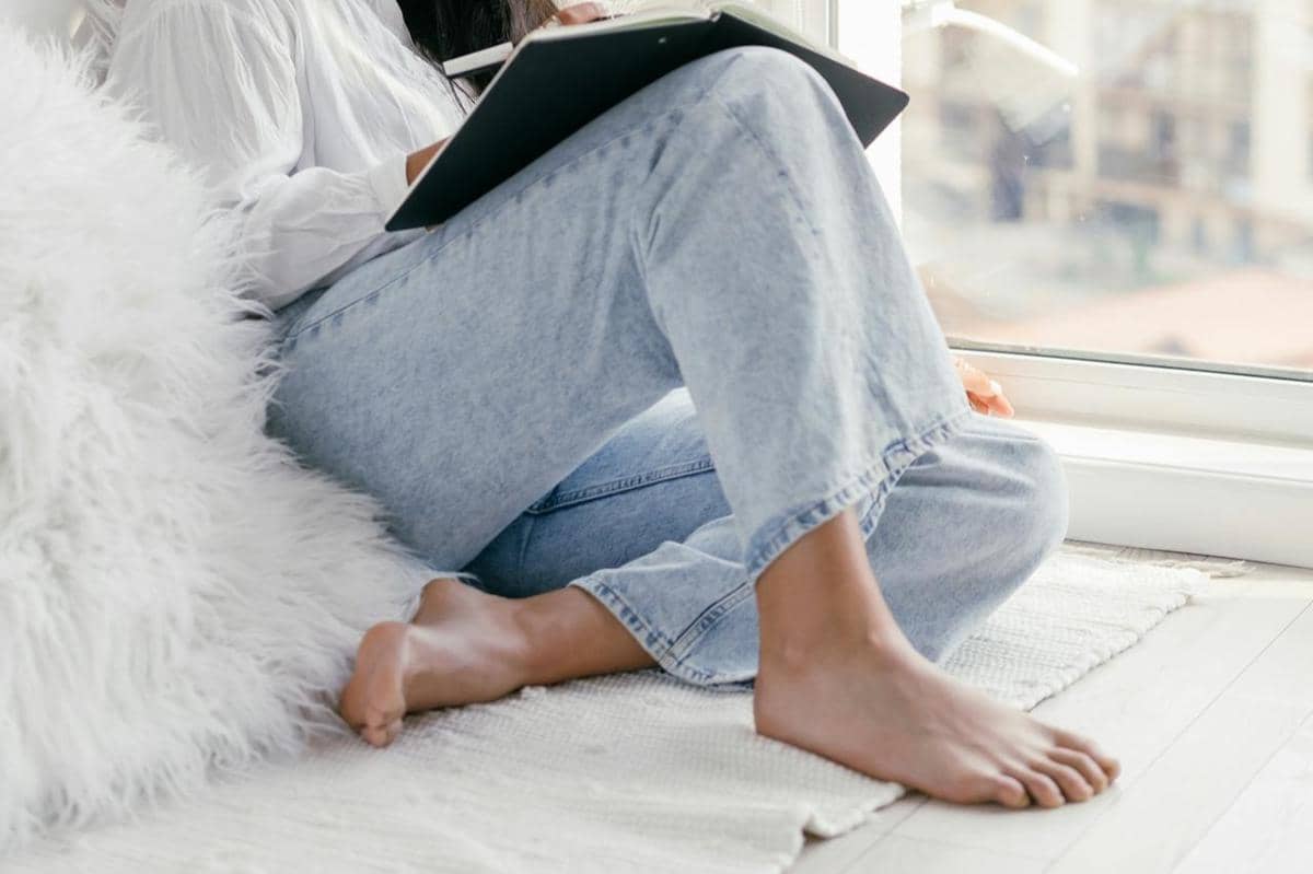 ilustrasi mengapa karpet yang terlalu kecil membuat ruang tamu terlihat 'murah'?