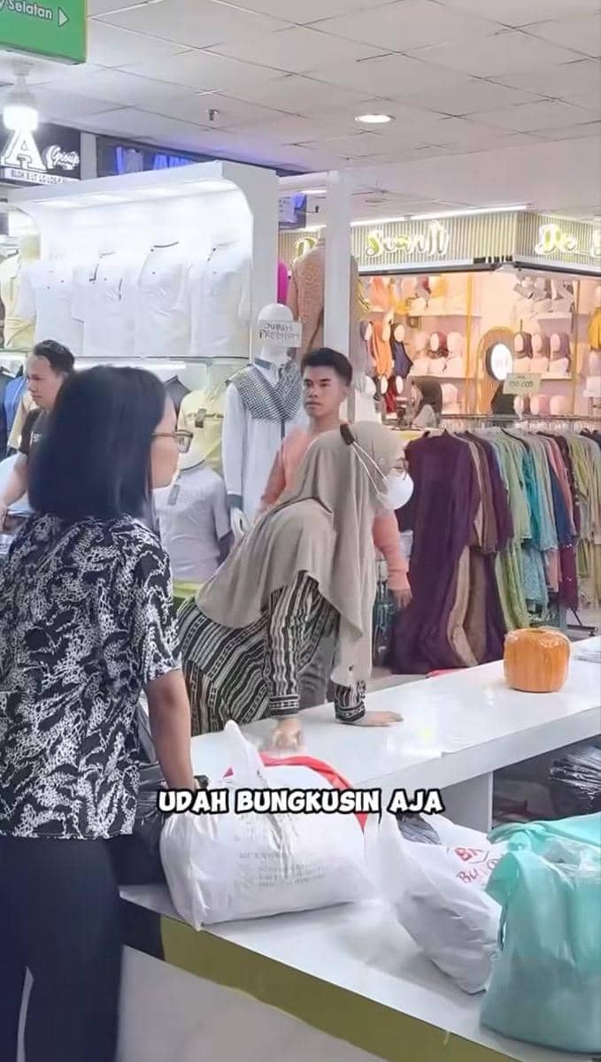 Ria Ricis belanja baju dan mainan untuk korban bencana.