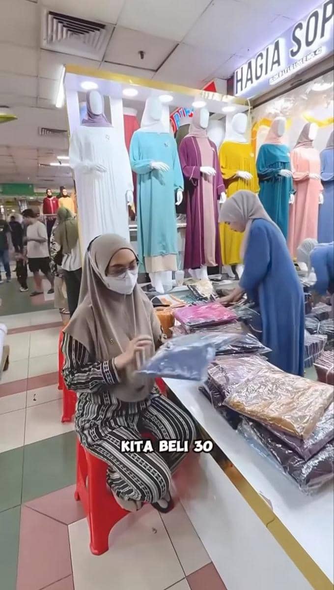 Ria Ricis belanja baju dan mainan untuk korban bencana.