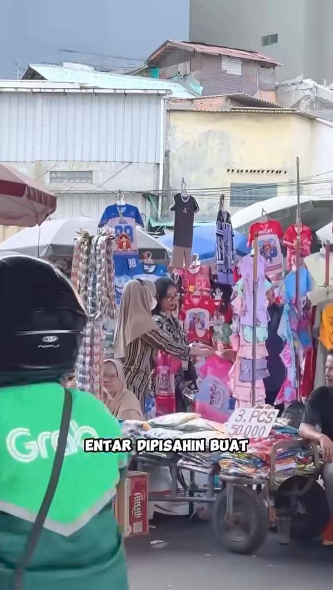 Ria Ricis belanja baju dan mainan untuk korban bencana.