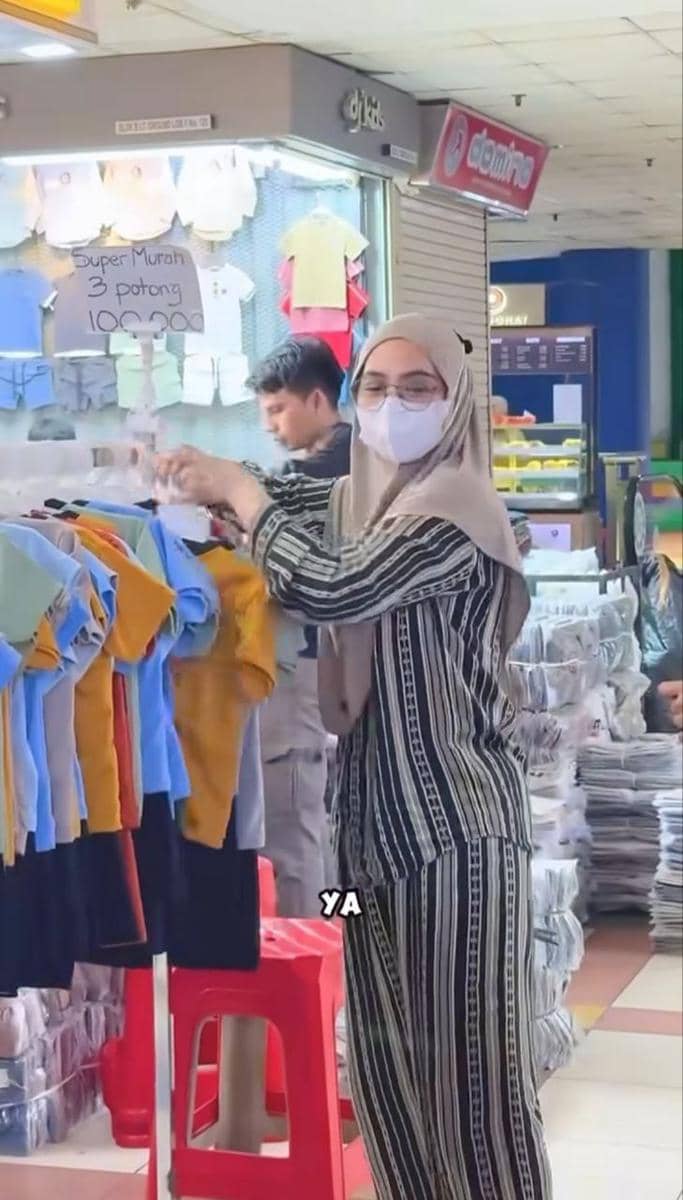 Ria Ricis belanja baju dan mainan untuk korban bencana.