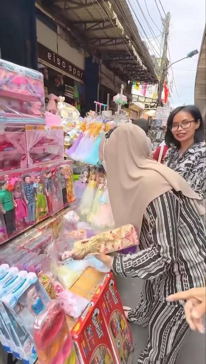 Ria Ricis belanja baju dan mainan untuk korban bencana.