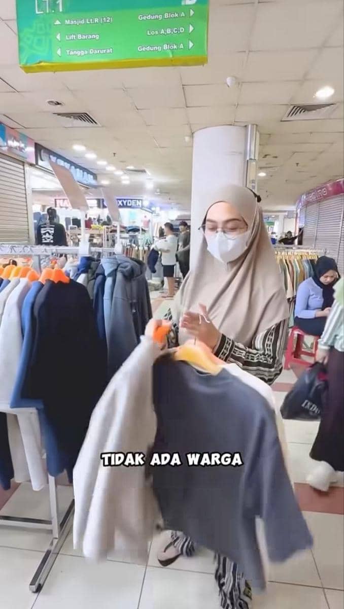 Ria Ricis belanja baju dan mainan untuk korban bencana.