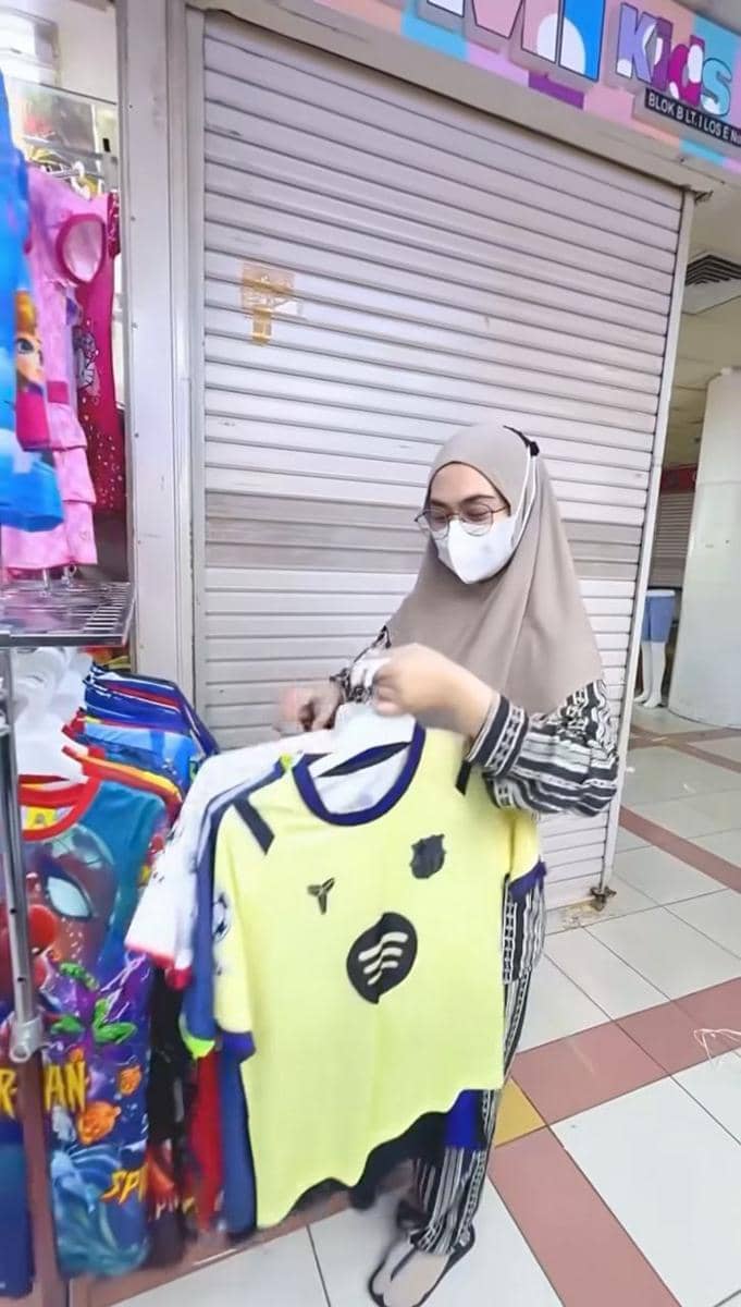 Ria Ricis belanja baju dan mainan untuk korban bencana.