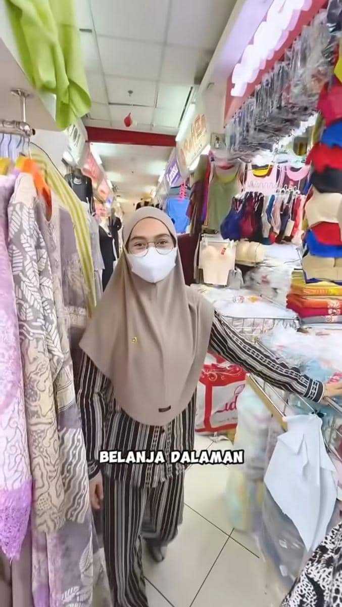 Ria Ricis belanja baju dan mainan untuk korban bencana.