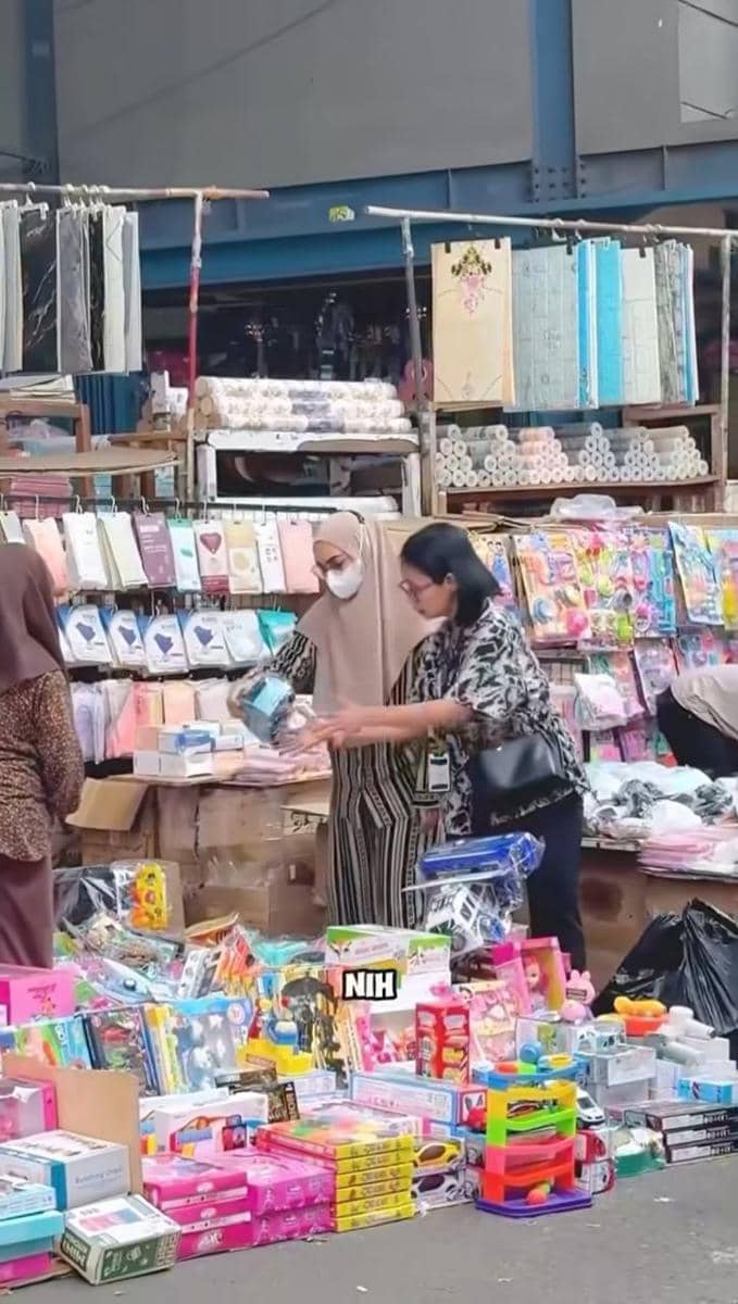 Ria Ricis belanja baju dan mainan untuk korban bencana.