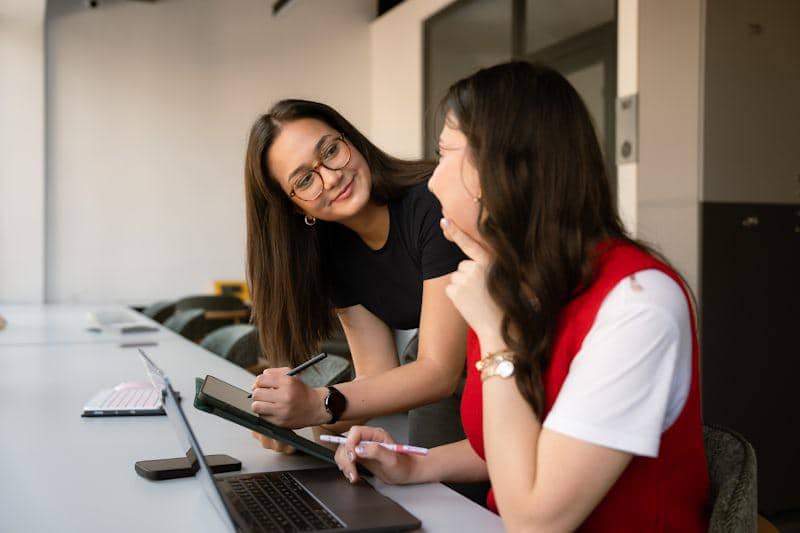 ilustrasi bersama rekan kerja di kantor