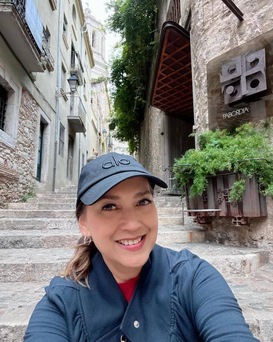 Ira Wibowo jalan-jalan ke Kota Girona, Spanyol.