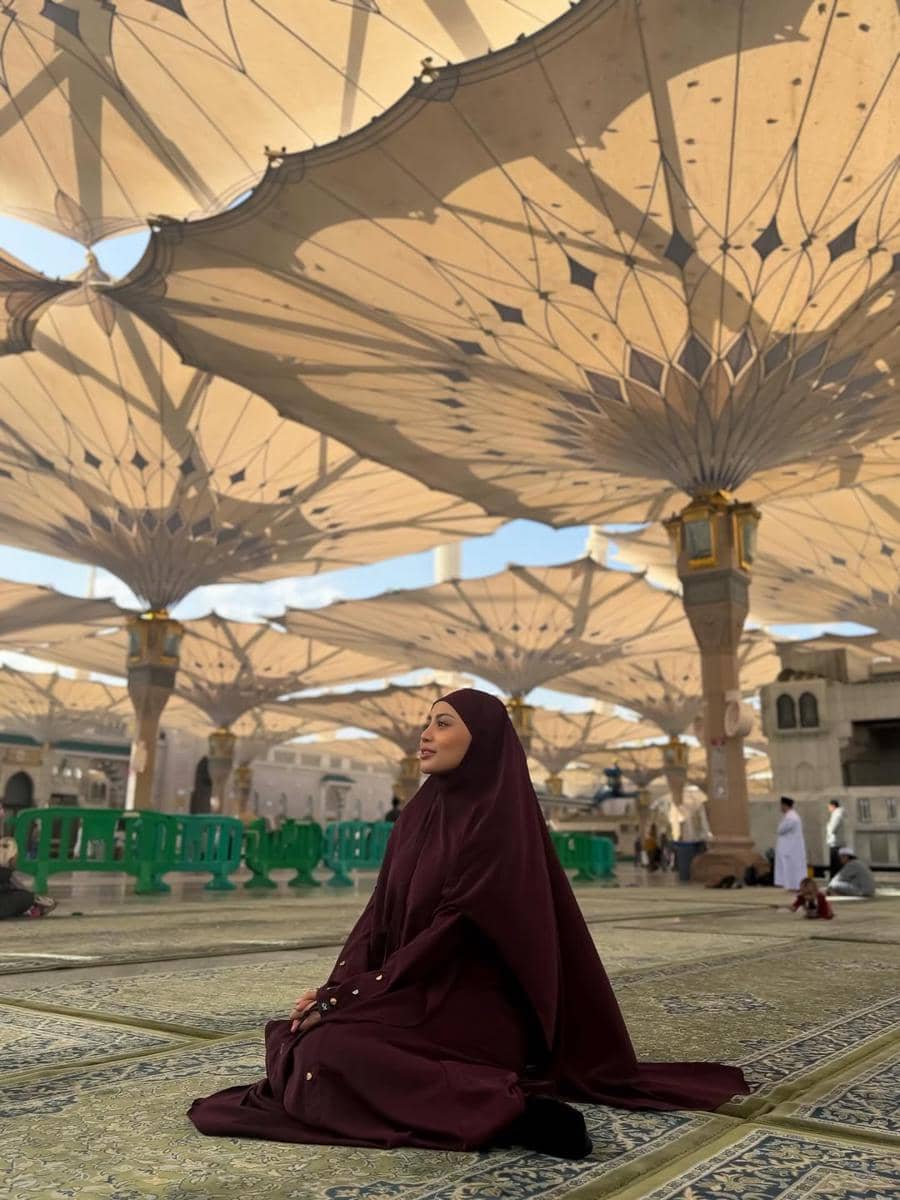 Rachel Vennya di Masjid Nabawi