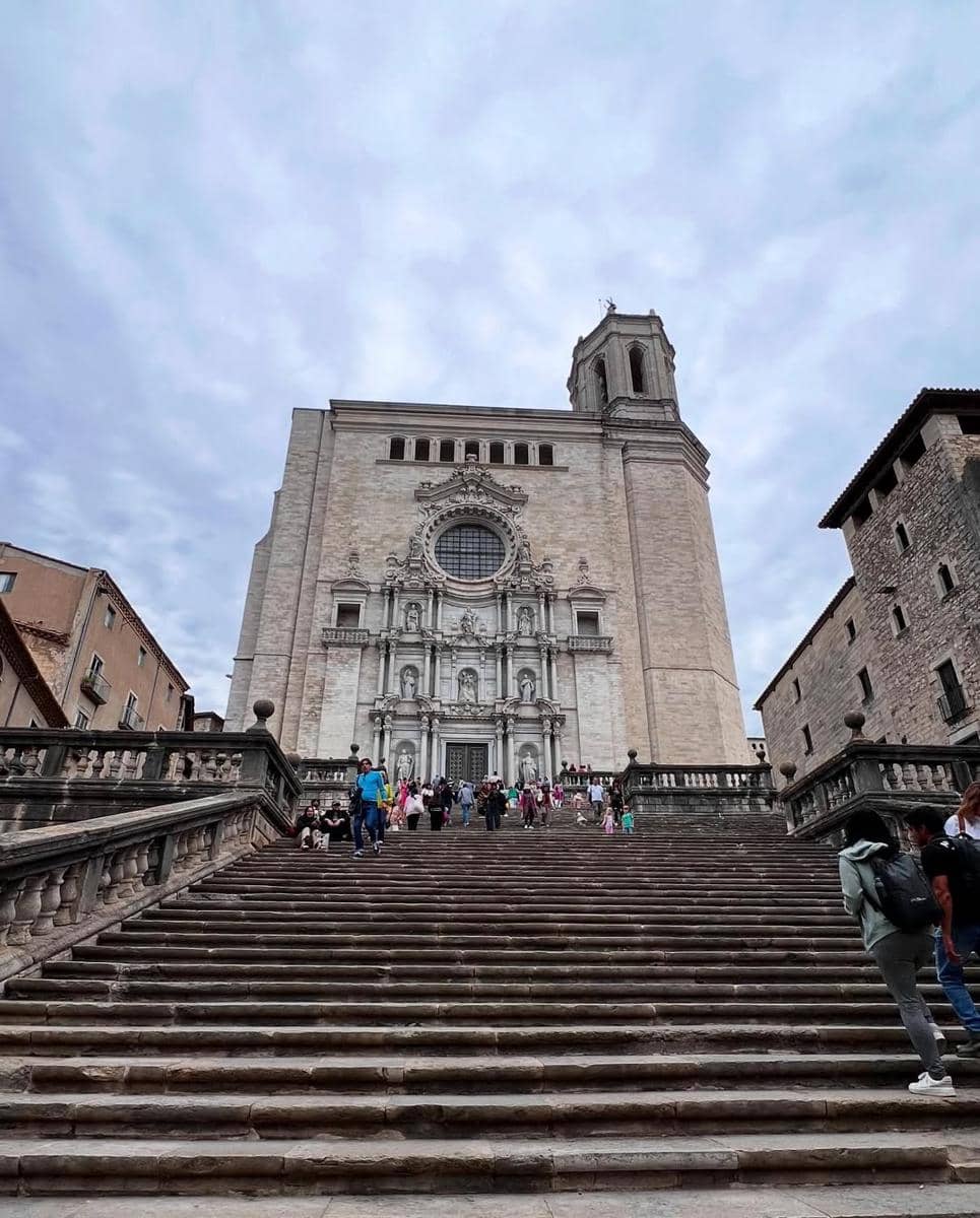 Ira Wibowo jalan-jalan ke Kota Girona, Spanyol.