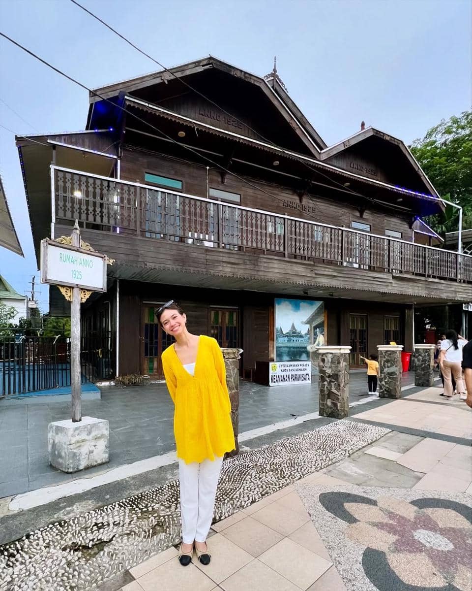 Yuki Kato liburan di Kota Banjarmasin.