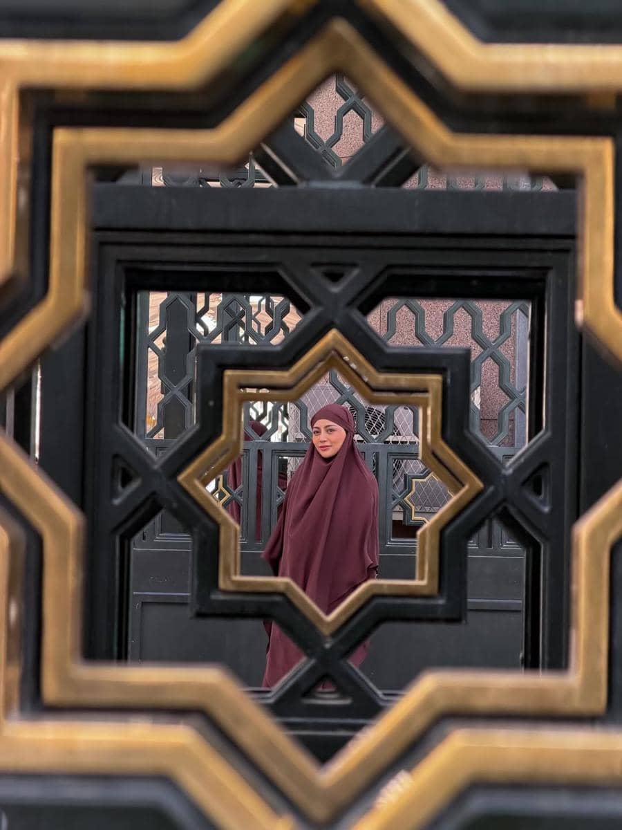 Rachel Vennya di Masjid Nabawi