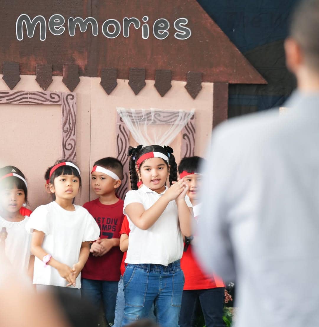 Tasya Farasya beri dukungan buah hati dalam acara pentas seni.