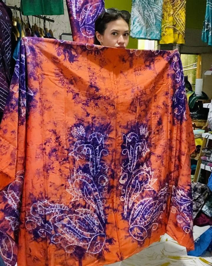 Yuki Kato liburan di Kota Banjarmasin.