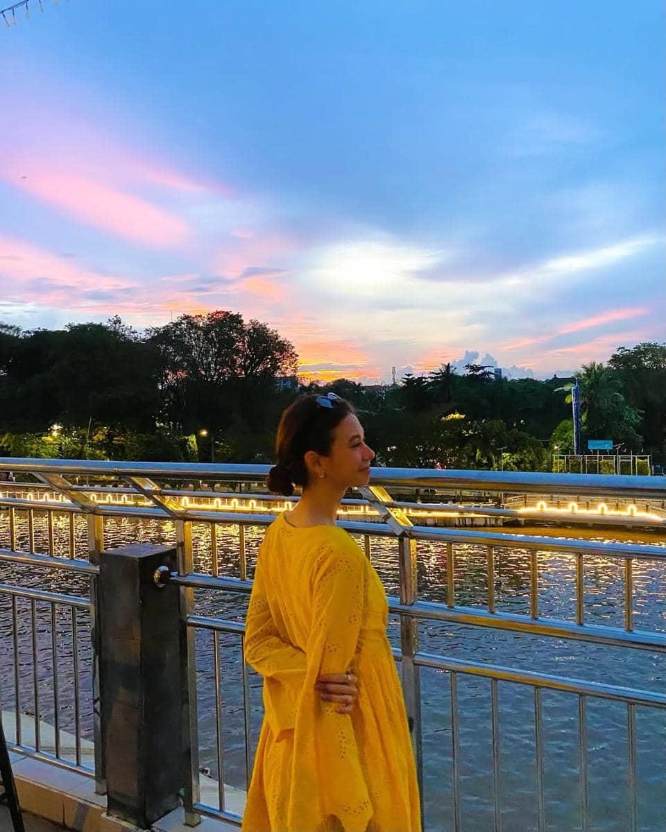 Yuki Kato liburan di Kota Banjarmasin.