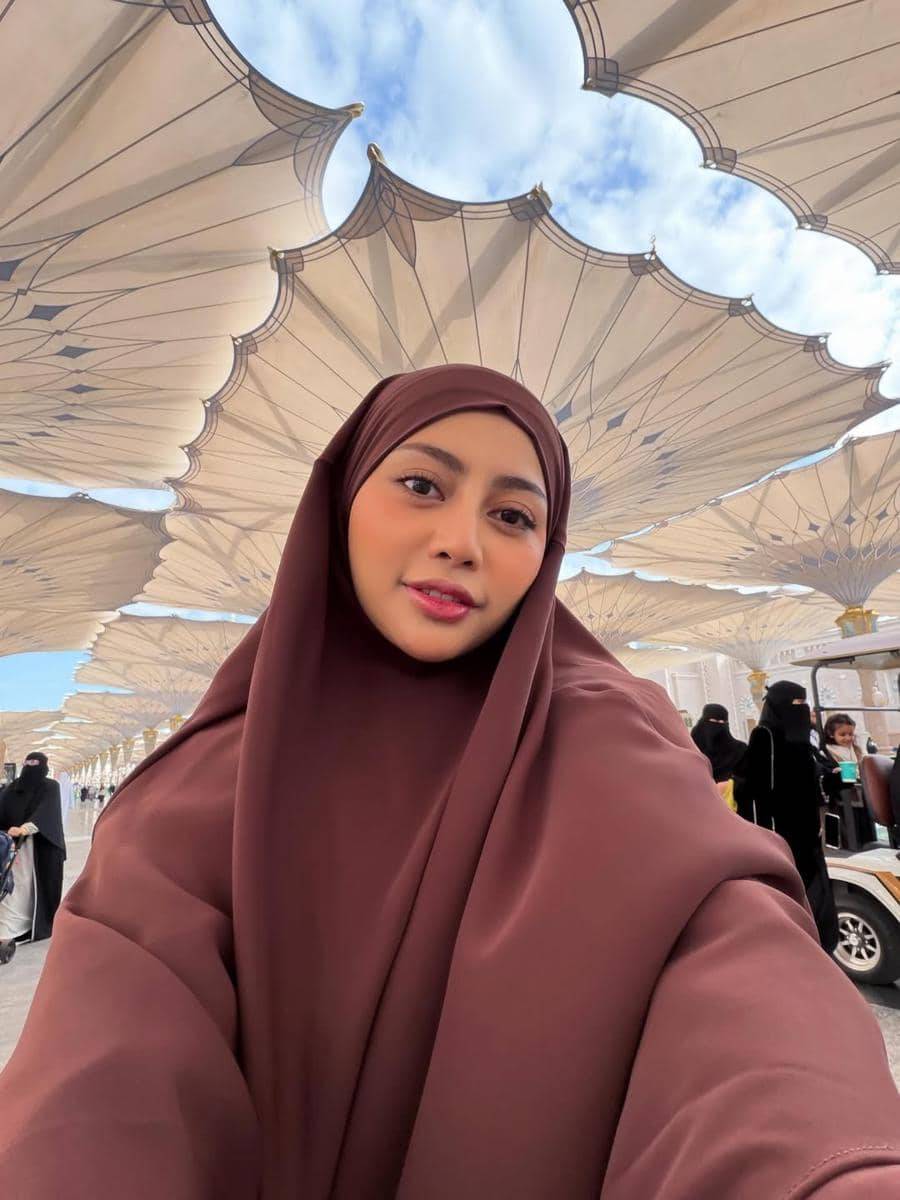 Rachel Vennya di Masjid Nabawi