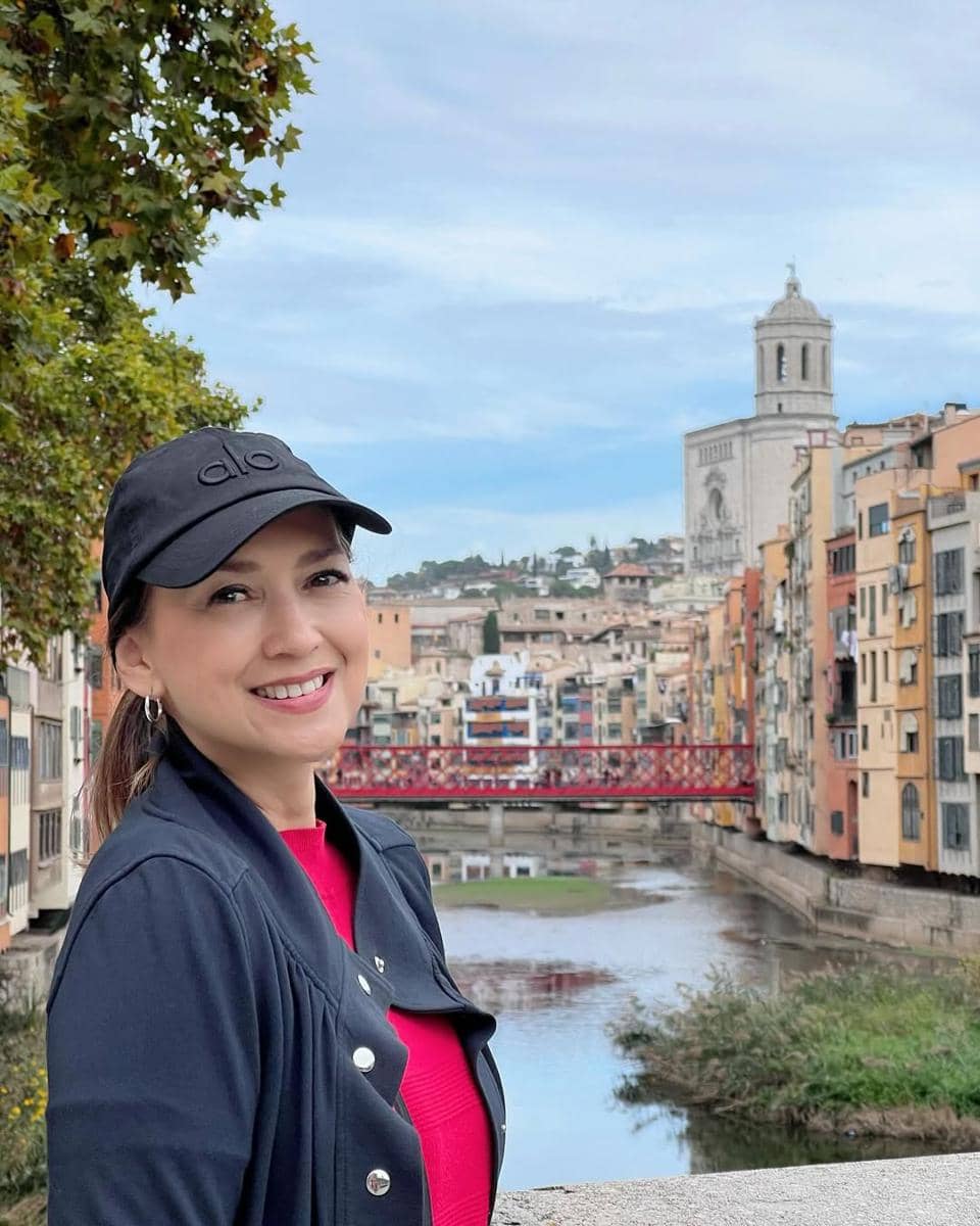 Ira Wibowo jalan-jalan ke Kota Girona, Spanyol.